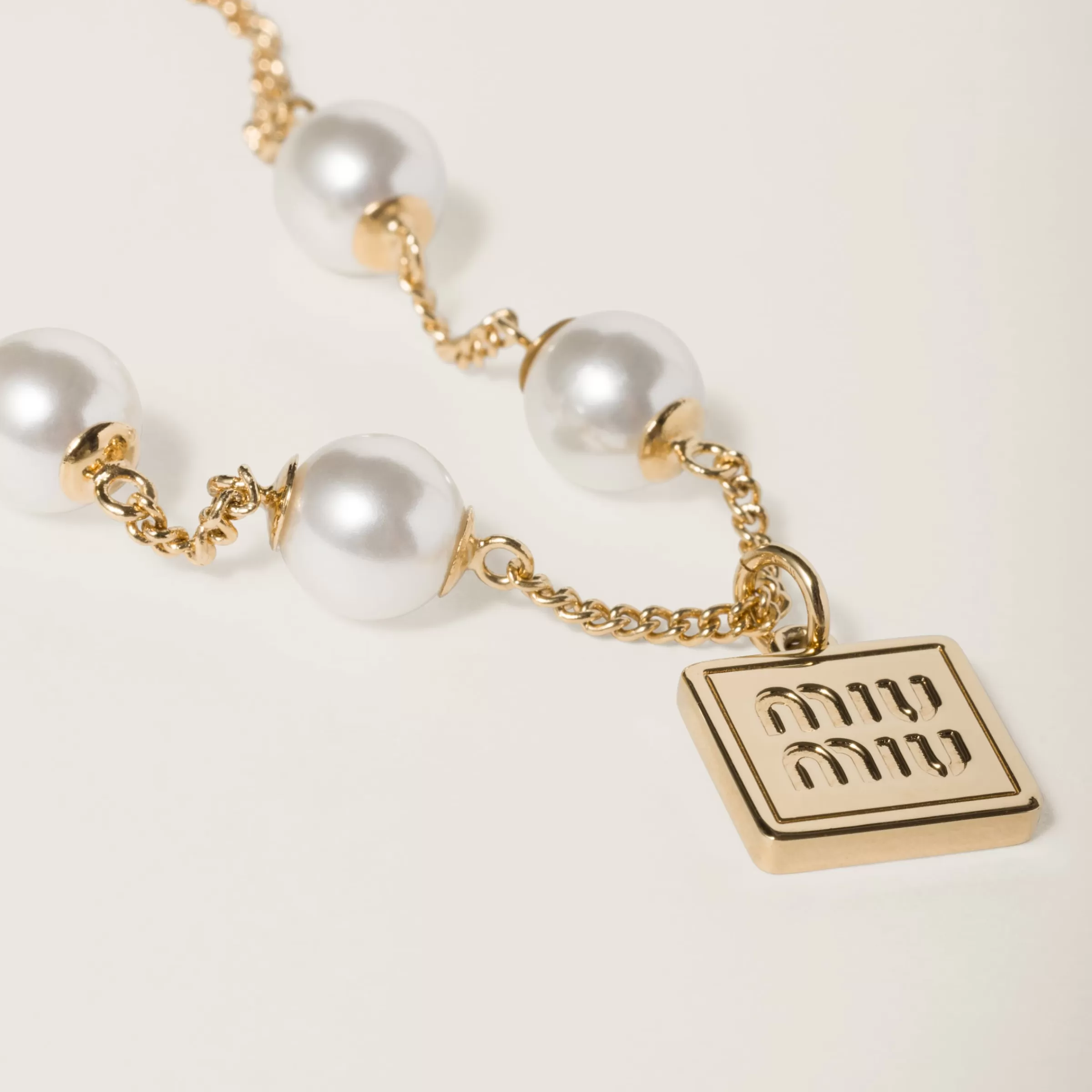 Miu Miu Bracciale in metallo e perle sintetiche Oro/Crema New