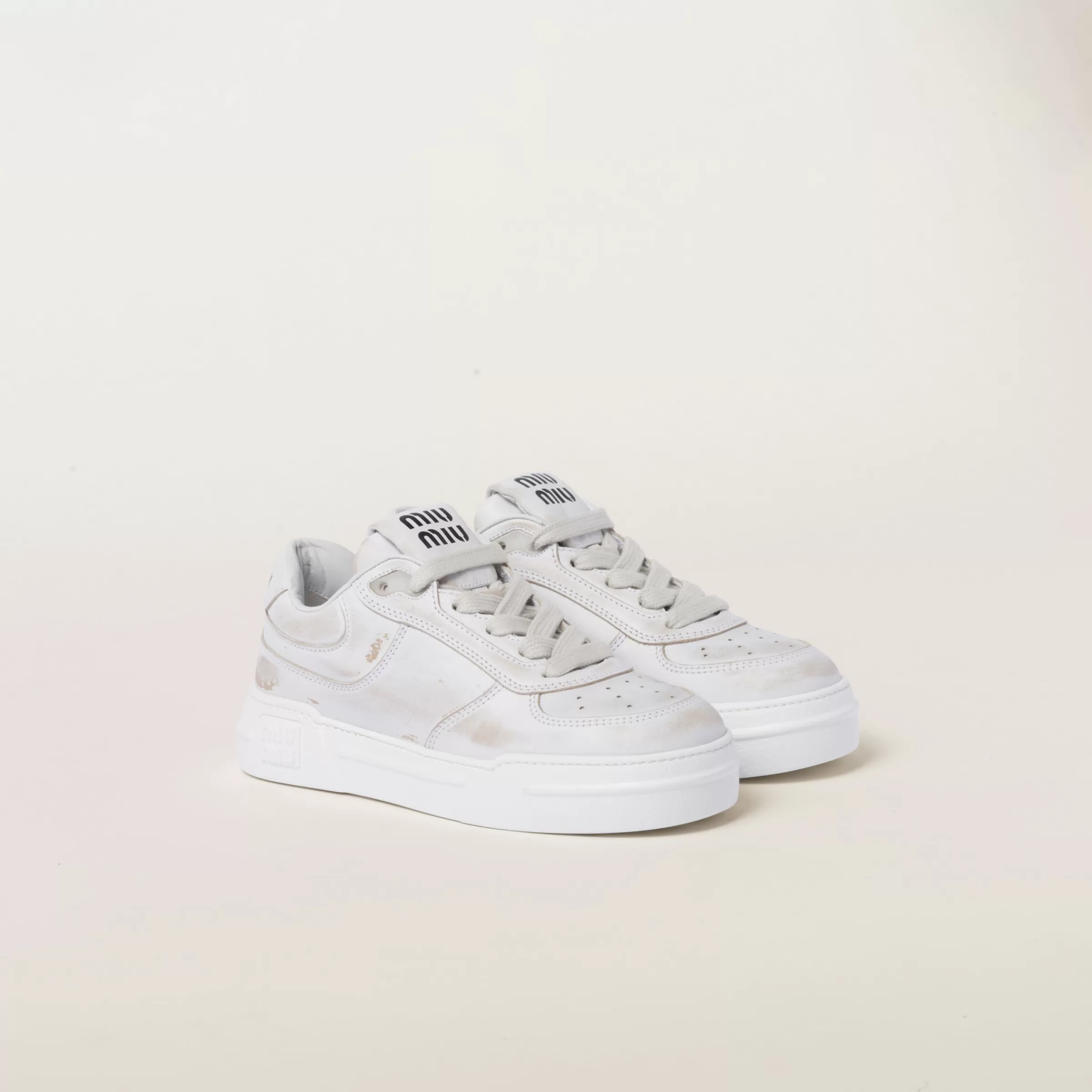 Miu Miu Sneakers allacciate in pelle decolorata Bianco Store